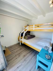 ビスカロッスにある5 RÉSIDENCE BLEU SAPHIR -079のベッドルーム1室(二段ベッド2台、青いテーブル付)