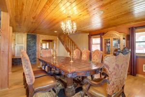 - une salle à manger avec une table et des chaises en bois dans l'établissement High Country Farmhouse Near Sitgreaves Natl Park!, à Overgaard