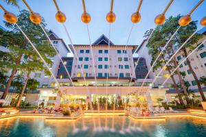 ein Blick auf das Hotel vom Pool aus in der Unterkunft Wings by Croske Resort Langkawi in Pantai Cenang