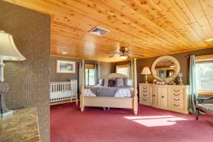 - une chambre avec un lit et un plafond en bois dans l'établissement High Country Farmhouse Near Sitgreaves Natl Park!, à Overgaard