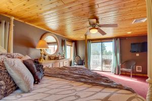 - une chambre avec un grand lit et un plafond en bois dans l'établissement High Country Farmhouse Near Sitgreaves Natl Park!, à Overgaard