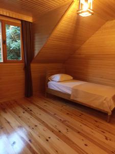 um quarto com 2 camas num chalé de madeira em Gürgen House em Cayeli