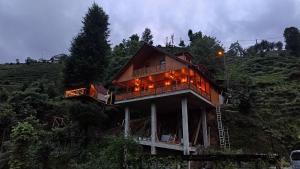 uma casa numa colina com luzes acesas em Gürgen House em Cayeli