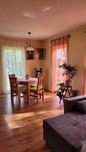 sala de estar con mesa, sillas y sofá en Traudis Ferienwohnung, en Brunow