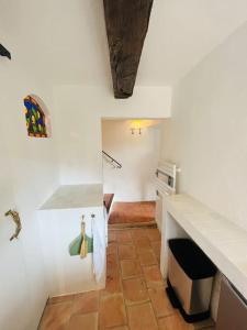 uma cozinha com paredes brancas e um balcão em Cosy and Comfy Studio with Sea View em Tourrettes-sur-Loup