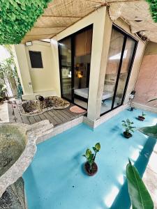 una casa con una piscina con plantas. en Ardour Lodge "B" Wing, en George Town