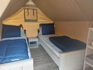 a room with two beds in a tent at Minitent Reisdorf in Reisdorf