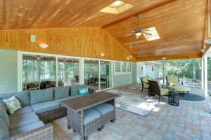 uma sala de estar com um sofá azul e um tecto de madeira em Arkansas Vacation Rental on Greers Ferry Lake! em Fairfield Bay