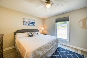 een slaapkamer met een bed, een plafondventilator en een raam bij Waterfront Badin Lake Getaway Boat Dock, Fire Pit in New London