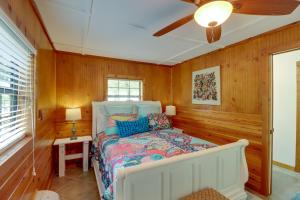 una camera con letto e ventilatore a soffitto di Arkansas Vacation Rental on Greers Ferry Lake! a Fairfield Bay