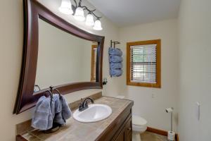 bagno con lavandino, specchio e servizi igienici di Arkansas Vacation Rental on Greers Ferry Lake! a Fairfield Bay