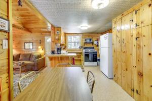 una cucina e una sala da pranzo con tavolo in una cabina di Waterfront Pequot Lakes Cabin Fire Pit and Views! a Pequot Lakes