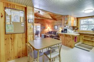 una sala da pranzo e una cucina in una baita di tronchi di Waterfront Pequot Lakes Cabin Fire Pit and Views! a Pequot Lakes Altre 25 foto
