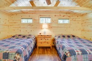 Llit o llits en una habitació de Waterfront Pequot Lakes Cabin with Fire Pit!
