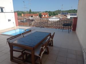 un patio con mesa y sillas y una piscina en CA PEPICA, en Anna