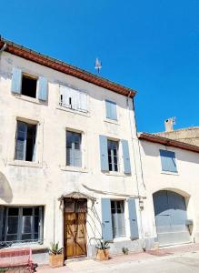 LapalmeにあるLa Paloma La Palmeの木製の扉のある白い古い建物