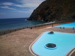 una piscina con vistas al océano en Casa Rural Los Chapines en Vallehermoso