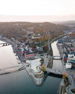 una vista aérea de una ciudad junto a un río en Good Mood - chambres et suite, en Namur