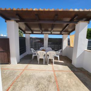 Un balcón o terraza en Casa Galindo con piscina privada y barbacoa
