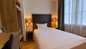 Ένα ή περισσότερα κρεβάτια σε δωμάτιο στο Hôtel Mary's - Caen Centre Gare Sncf