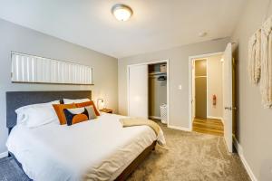 1 dormitorio con 1 cama blanca grande con almohadas de color naranja en Pet-Friendly Vacation Rental Apt Near Bishop Park!, 