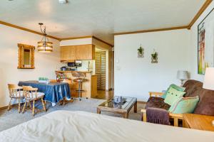 - un salon avec un canapé et une table dans l'établissement Cozy Utah Escape with Mountain Views!, à Brian Head
