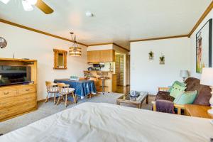 Cet appartement comprend une chambre avec un lit, un salon et une cuisine. dans l'établissement Cozy Utah Escape with Mountain Views!, à Brian Head