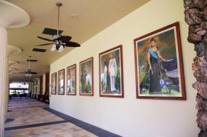 einen Flur mit einem Haufen Fotos an der Wand in der Unterkunft Royal Kona Resort in Kailua-Kona