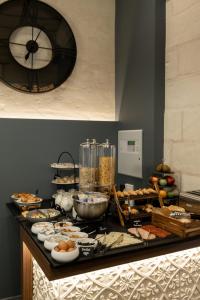 un buffet con muchos tipos diferentes de comida en una barra en Marea Boutique Hotels en Sliema