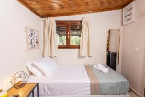 En eller flere senge i et værelse på Casa Alelia Lagonisi