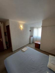 - une chambre avec un grand lit blanc dans l'établissement Villa Nada, à Rab
