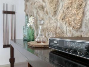 un bancone con un tavolo con una radio sopra di Refúgio do Douro - Alojamento Local a Baião