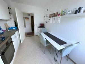 O-Home Apartment with Parking tesisinde mutfak veya mini mutfak