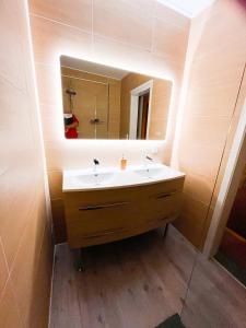 La salle de bains est pourvue d'un lavabo et d'un miroir. dans l'établissement B&B Bourgeoisie***, à Frahan