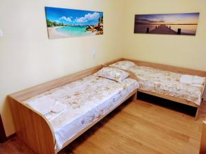 1 Schlafzimmer mit 2 Betten in einem Zimmer in der Unterkunft Apartment Nedyalkov in Warna
