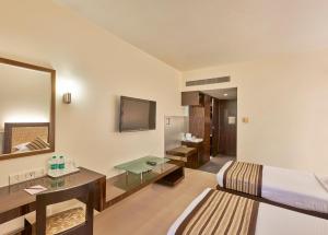 TV a/nebo společenská místnost v ubytování Krishna Palace Hotel