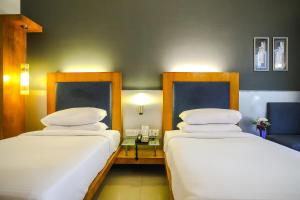 Postel nebo postele na pokoji v ubytování Krishna Palace Hotel