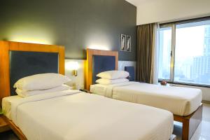 Postel nebo postele na pokoji v ubytování Krishna Palace Hotel