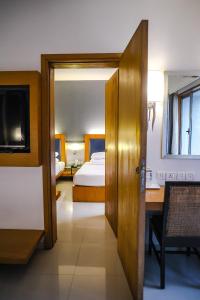 Giường trong phòng chung tại Krishna Palace Hotel