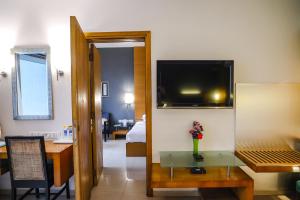 TV a/nebo společenská místnost v ubytování Krishna Palace Hotel
