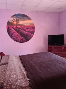 - une chambre avec un lit et une télévision à écran plat dans l'établissement Pension Die kleine Auszeit, à Dénia