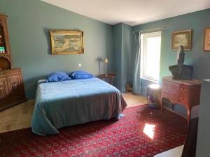 LapalmeにあるLa Paloma La Palmeの赤いカーペットフロアのベッドルーム1室(ベッド1台付) +17枚の写真