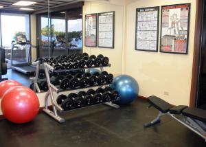 - une salle de sport avec un portant pour les haltères et les ballons dans l'établissement Royal Kona Resort, à Kailua-Kona