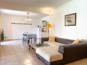 uma sala de estar com um sofá e uma mesa em Portici sul giardino - Dimora dei Portici em Ortona