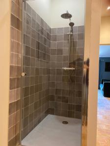 LapalmeにあるLa Paloma La Palmeの浴室のシャワーに立つ男