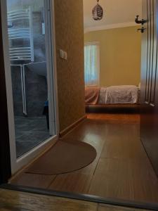 Rúm í herbergi á Guesthouse Chela