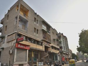 um edifício ao lado de uma rua da cidade em Hotel Maninagar Residency em Ahmedabad