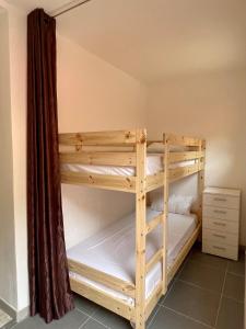 - deux lits superposés dans une chambre dans l'établissement Studio Coin nuit 205 Résidence Les Acacias, à Anduze