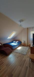 Bogdany的住宿－Warmiński Chillout，卧室位于客房的角落,配有一张床