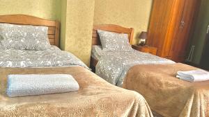 Rúm í herbergi á Guesthouse Chela